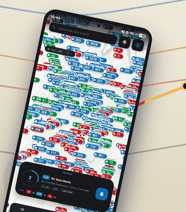 TransitLive pe telefon: harta Bucureștiului plină de autobuze, tramvaie și troleibuze live, cu următoarea sosire într-o stație apropiată.